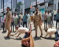 लखनऊ में दरोगा के पैरों पर गिरकर न्याय की भीख मांगता रहा बेबस पिता