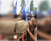 भीम आर्मी का अम्बेडकर प्रतिमा पर प्रदर्शन,पुलिस उठाकर ले गई