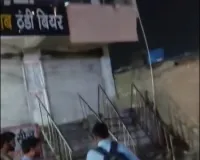 रात में एक बजे शराब बेंचने का वीडियो वायरल,आबकारी का चला हंटर 