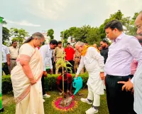 आजाद पार्क में लगाए गए 100 से अधिक पौधे, प्रभारी मंत्री ने किया पौधारोपण