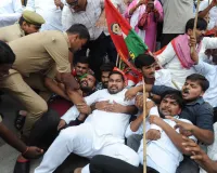 दिल्ली की आग लखनऊ तक पहुंई , सपा सांसदों को हिरासत लेने पर प्रदर्शन