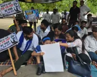छात्रों पर लाठीचार्ज और धर्मेंद्र प्रधान के इस्तीफे को लेकर भीम आर्मी का धरना जारी