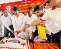 पूर्व मंत्री आबिद रजा ने सपा मुखिया अखिलेश यादव का जन्मदिन मनाया 