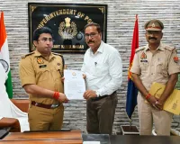 पुलिस अधीक्षक संतकबीरनगर द्वारा अभियोजन अधिकारियों को प्रशस्ति पत्र देकर किया गया सम्मानित