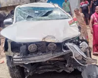 निघासन हाईवे पर अनियंत्रित फॉर्च्यूनर दीवार और ट्रैक्टर से टकराई, चालक घायल