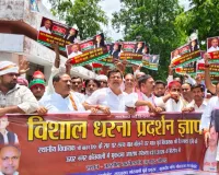तहसील में सपाइयों का प्रदर्शन, राज्यपाल के नाम एसडीएम को सौंपा ज्ञापन