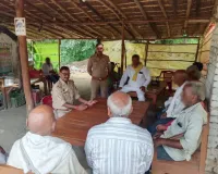 कम्युनिटी पुलिसिंग यूनिट द्वारा सरकारी योजनाओं की दी गई जानकारी
