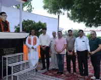 जन्मदिवस पर डॉ उर्मिलेश की प्रतिमा पर जनमानस ने दी श्रद्धांजलि 