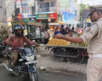 यातायात पुलिस द्वारा विशेष चेकिंग अभियान चलाकर सड़क किनारे से हटवाया गया अतिक्रमण