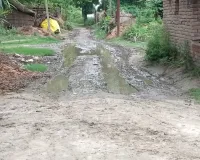 कच्ची सड़क से ग्रामीण परेशान, जिलाधिकारी से पक्की सड़क निर्माण की लगाई गुहार