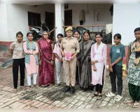 पुलिस ने कॉलेज और गांव में चलाया जागरूकता अभियान, हेल्पलाइन नंबरों की दी जानकारी