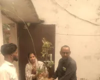 सामुदायिक स्वास्थ्य केंद्र बेहजम में सीएचसी अधीक्षक ने वितरित किए पौधे