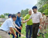 मण्डलायुक्त बस्ती द्वारा विकास खण्ड सेमरियावां के ग्राम पंचायत डिघवा में किया गया वृक्षारोपण