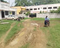 कीचड़ में फंसी सरकार की योजनाएं, किसान-बेटियां रोज भुगत रहीं बदहाली