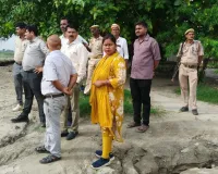 एडीएम द्वारा रामपुर मकदूमपुर तटबंध का किया गया स्थलीय निरीक्षण