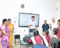 कक्षा में शिक्षक बने डीएम अंजनी कुमार सिंह,स्मार्ट बोर्ड पर पढ़ाया फिजिक्स का पाठ