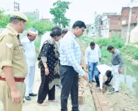 डीएम ने सड़क निर्माण का किया औचक निरीक्षण, गुणवत्ता व समयबद्धता के दिए निर्देश