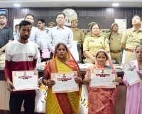संपूर्ण समाधान दिवस : डीएम ने फरियादियों की सुनी समस्याएं, लाभार्थियों को मिली योजनाओं की सौगात