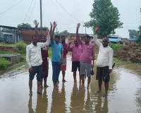 जलभराव से बेहाल बरोठा,सड़क पर उतरकर ग्रामीणों ने किया प्रदर्शन