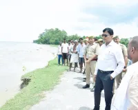 कटान प्रभावित गांव पहुंचे डीएम अंजनी कुमार सिंह,बोले- हर परिवार तक पहुंचेगी राहत