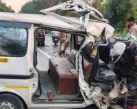 बहराइच: लखनऊ-बहराइच हाईवे पर बस और इको वैन में जोरदार भिड़ंत, 7 यात्री घायल, 4 की हालत गंभीर