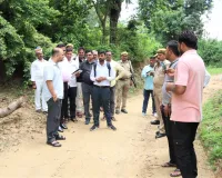 डीएम ने बैजलपुर का स्थलीय निरीक्षण कर सड़क निर्माण की बाधा दूर करने के दिये निर्देश