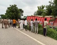 ट्रक ने चारपाई पर बैठे परिवार को रौंदा, बुजुर्ग दम्पति व नाती-पोते की मौत