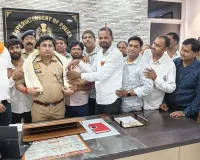 निवेश फ्राड़ के  पीड़ितों द्वारा पुलिस अधीक्षक को अंगवस्त्र व स्मृति चिन्ह प्रदान कर किया गया सम्मानित
