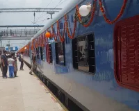 इंटरसिटी चली तो बढ़ीं उम्मीदें, यात्रियों ने कहा—दिल्ली और मुंबई तक भी मिले सीधी रेल सेवा