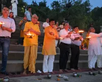 गुरु पूर्णिमा पर ओमघाट में गंगा आरती का हुआ आयोजन 