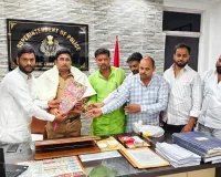 फ्राड़ के  पीड़ितों द्वारा पुलिस अधीक्षक को अंगवस्त्र व पुष्पगुच्छ प्रदान कर किया गया सम्मानित