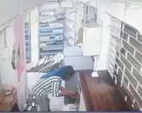 बहराइच: कंपोजिट दुकान का शटर तोड़ चोरों ने उड़ाई नकदी, एलईडी व महंगी शराब, जांच में जुटी पुलिस