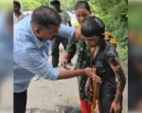 मेन होल में गिरे बच्चे को परिवहन अधिकारी ने बचाया, परिवहन आयुक्त ने की सराहना