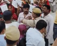 डीएम के सामने ही पीड़ित महिलाओं ने लगाया जिला प्रशासन मुर्दाबाद के नारे