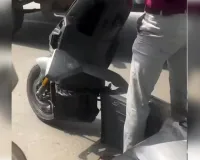 इलेक्ट्रिक स्कूटर का चेसिस टूटा.. दो हिस्सों में बंटा, सुरक्षा पर उठे सवाल, वीडियो वायरल