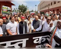 मोदी के ऐलान पर भी नहीं थमा घमासान विपक्ष, बोला-पहले शिक्षा मंत्री इस्तीफा दें