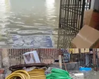 मूसलाधार बारिश से बदायूं बेहाल, सड़कें बनीं तालाब, कई घरों और दुकानों में घुसा पानी 