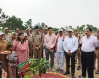 कपि वन में फलदार पौधा रोपकर मंडलायुक्त ने दिया हरित भविष्य का संदेश, स्वयं सहायता समूह की महिलाओं को वितरित किए पौधे