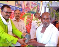 गुरु पूर्णिमा पर 2000 पौधे वितरित कर दिया पर्यावरण संरक्षण का संदेश 
