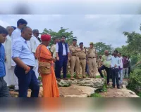 विजयगढ़ दुर्ग व रामसरोवर का डीएम-एसपी ने किया निरीक्षण