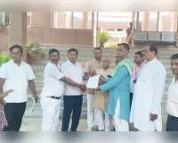वित्तविहीन शिक्षक महासभा ने डीएम को सौंपा चार सूत्रीय मांगपत्र