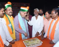 राजनाथ के जन्मदिन की पूर्व संध्या पर वाल्मीकि समाज ने काटा मिल्क केक 