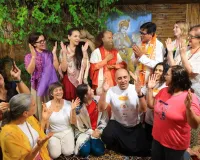 इमोजी दिवस पर स्वामी चिदानन्द का आह्वान- चेहरे की मुस्कान नहीं, कर्मों में दिखे संवेदना