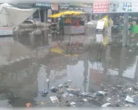 दुकानों के सामने जलभराव, ग्राहकों और राहगीरों को आवागमन में दिक्कत  