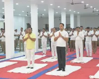बाराबंकी पुलिस लाइन में एसपी की उपस्थिति में पुलिसकर्मियों द्वारा किया योगाभ्यास
