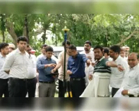 रोवर तकनीक से कलेक्ट्रेट परिसर एवं आसपास की भूमि की पैमाइश का डीएम ने किया निरीक्षण