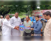विधायक मधुबन और डीएम ने मुख्यमंत्री योजना के तहत तीन किसानों को सौंपे ट्रैक्टर