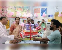 जिला अस्पताल में कन्या जन्मोत्सव कार्यक्रम का डीएम ने केक काटकर किया शुभारंभ