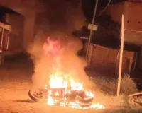 स्कूटी स्टार्ट ना होने पर नशे में धुत मालिक ने लगायी आग, जलकर राख हुई गाड़ी