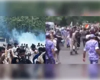 संसद मार्च पर पुलिस सख्त, प्रदर्शनकारियों को रोकने के लिए आंसू गैस का इस्तेमाल